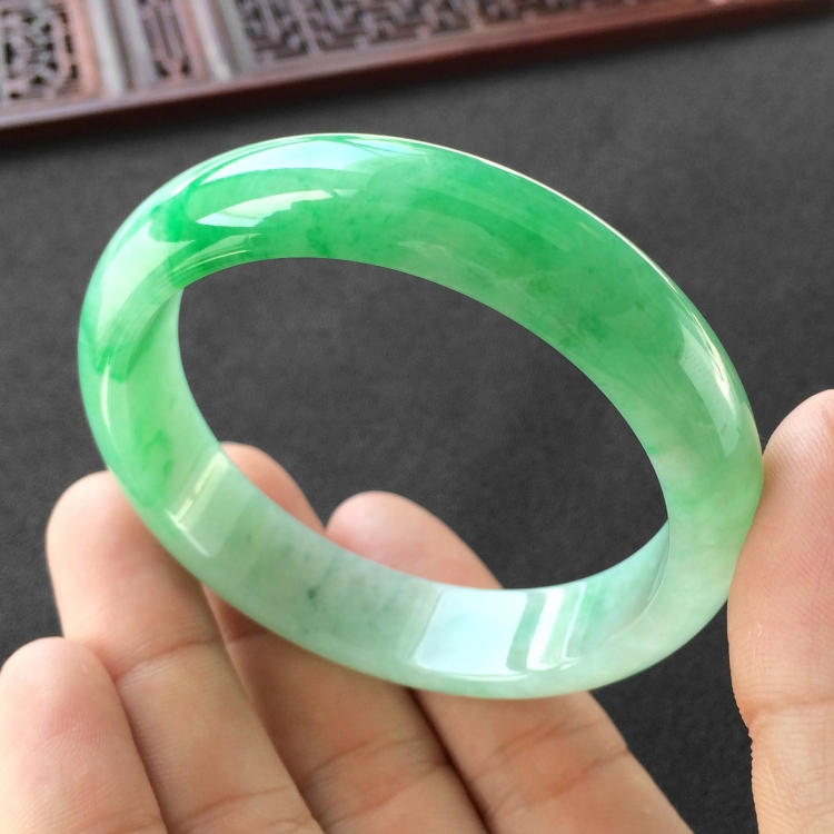(超值推荐)糯冰种飘翠手镯(55.5mm)