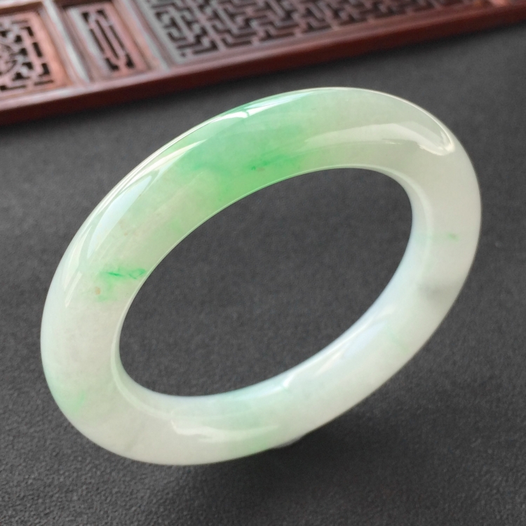 (超值推荐)糯冰种飘翠圆条手镯(56.2mm)
