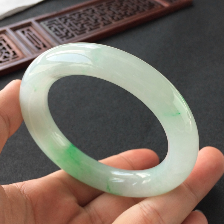 (超值推荐)糯冰种飘翠圆条手镯(56.2mm)