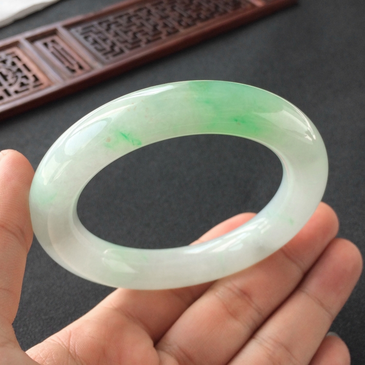 (超值推荐)糯冰种飘翠圆条手镯(56.2mm)