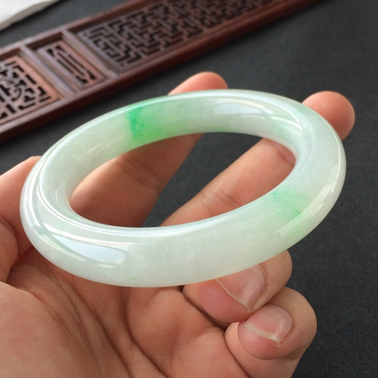 (超值推荐)糯冰种飘翠圆条手镯(56.2mm)