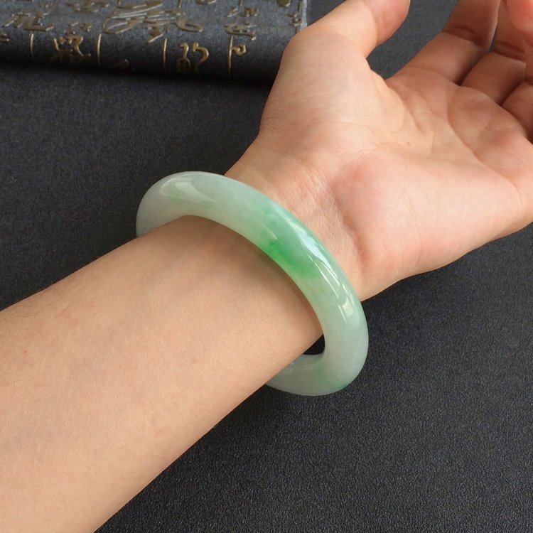 (超值推荐)糯冰种飘翠圆条手镯(56.2mm)
