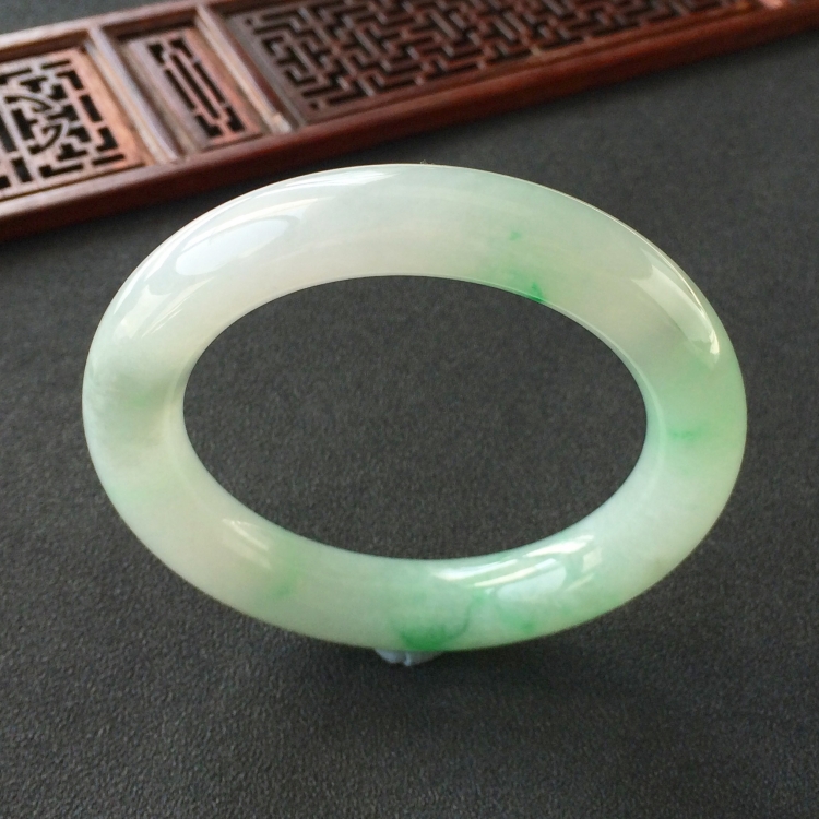 (超值推荐)糯冰种飘翠圆条手镯(56.3mm)