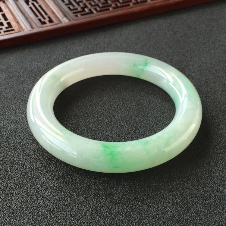 (超值推荐)糯冰种飘翠圆条手镯(56.3mm)