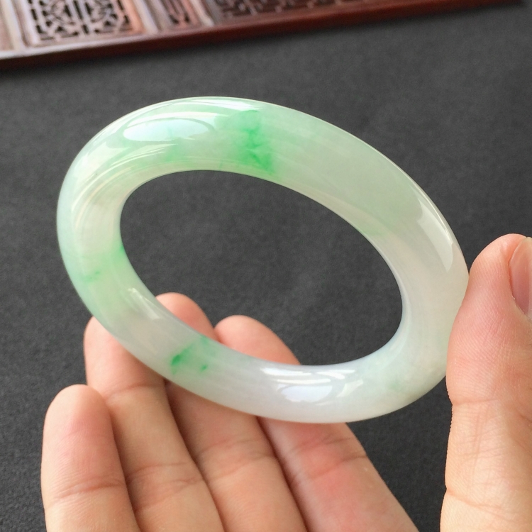 (超值推荐)糯冰种飘翠圆条手镯(56.3mm)