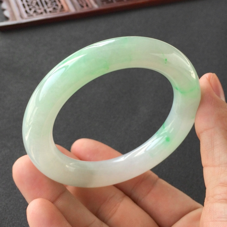 (超值推荐)糯冰种飘翠圆条手镯(56.3mm)