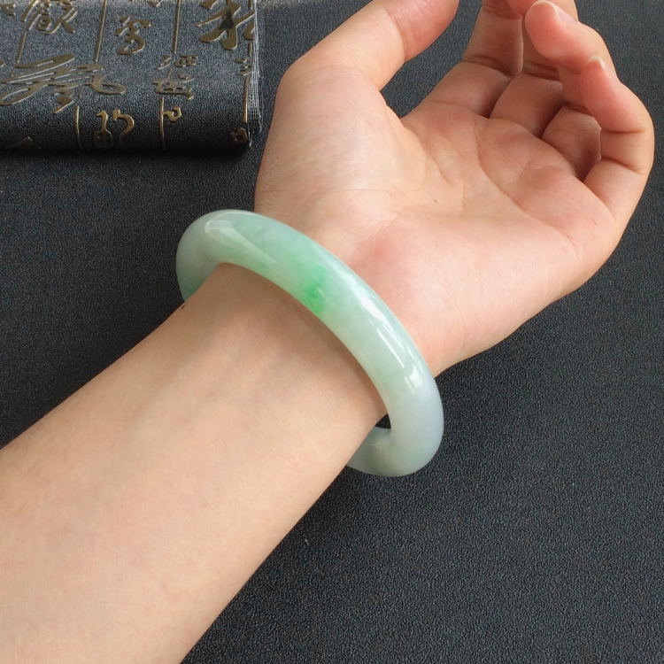 (超值推荐)糯冰种飘翠圆条手镯(56.3mm)