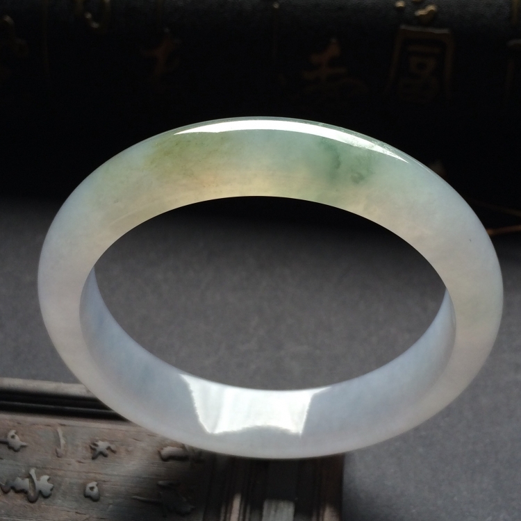 （超值推荐）糯冰种略飘花手镯（55.3mm）