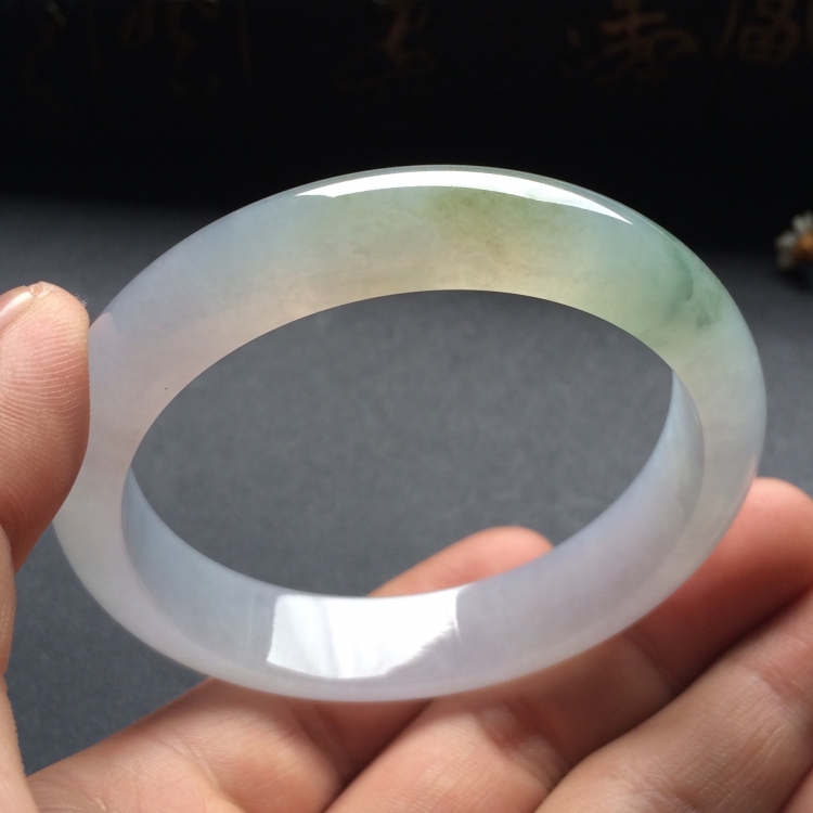（超值推荐）糯冰种略飘花手镯（55.3mm）