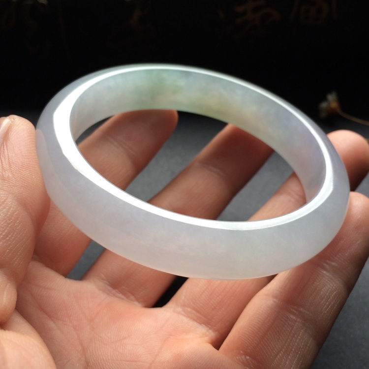 （超值推荐）糯冰种略飘花手镯（55.3mm）