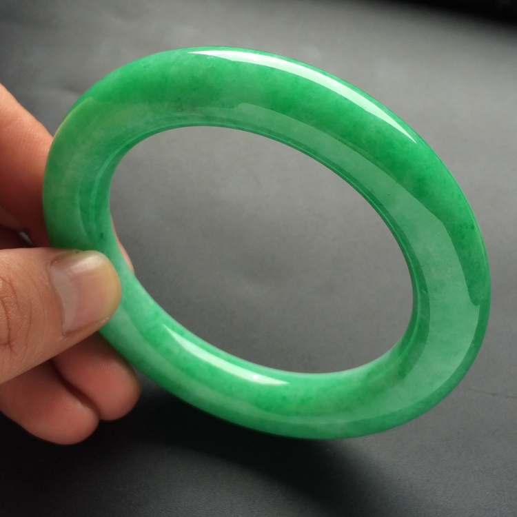（超值推荐）糯冰种豆绿圆条手镯（54.7mm）