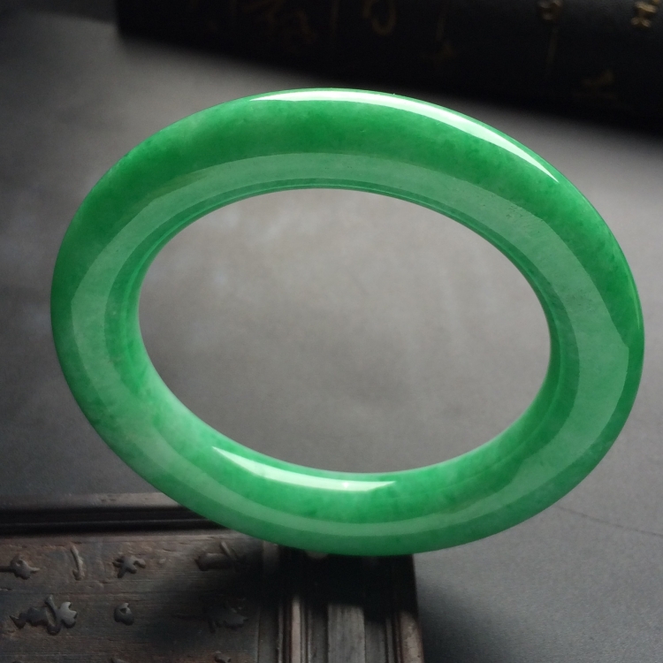 （超值推荐）糯冰种豆绿圆条手镯（54.7mm）