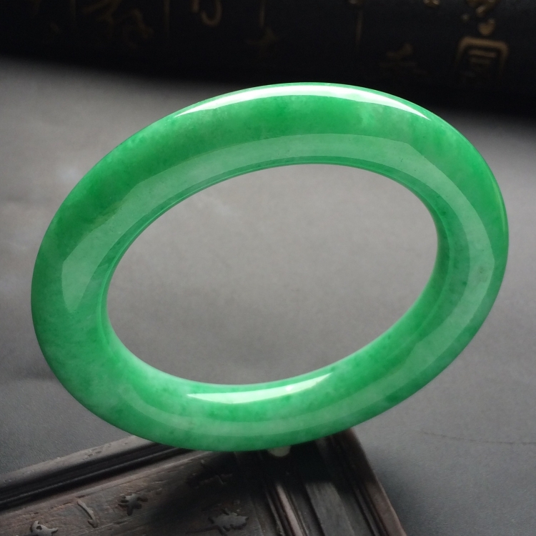 （超值推荐）糯冰种豆绿圆条手镯（54.7mm）