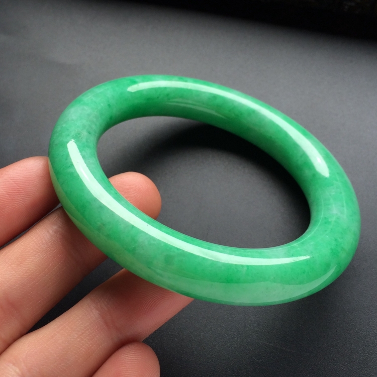 （超值推荐）糯冰种豆绿圆条手镯（54.7mm）