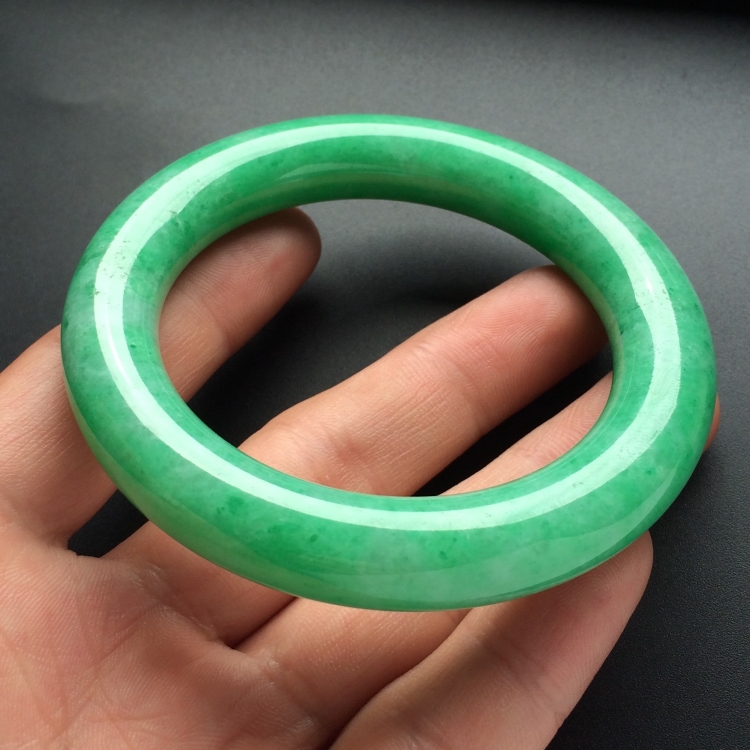 （超值推荐）糯冰种豆绿圆条手镯（54.7mm）