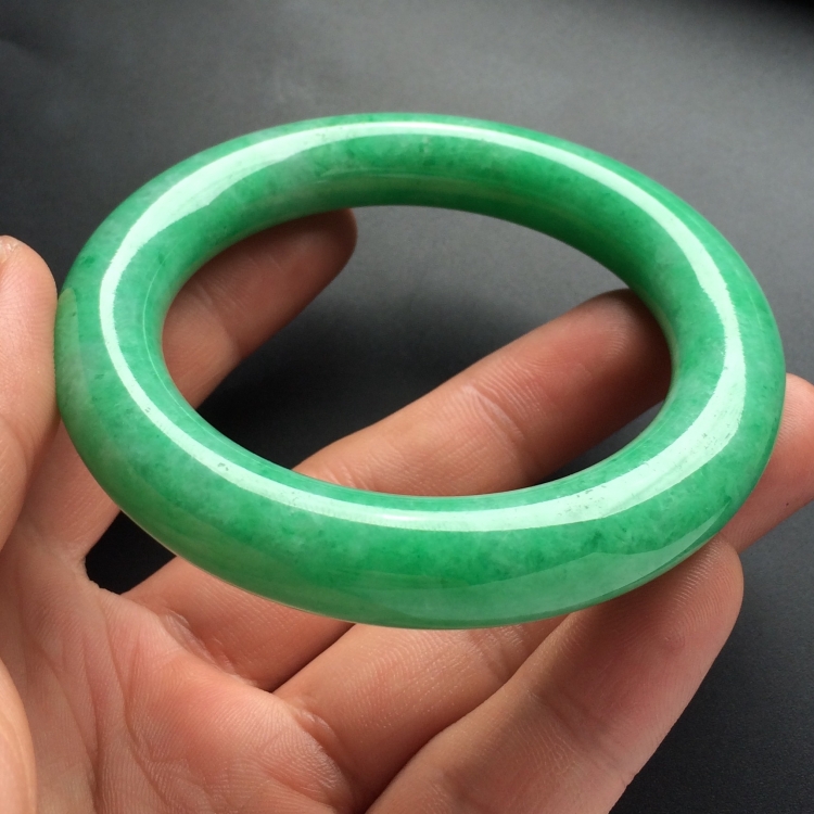 （超值推荐）糯冰种豆绿圆条手镯（54.7mm）