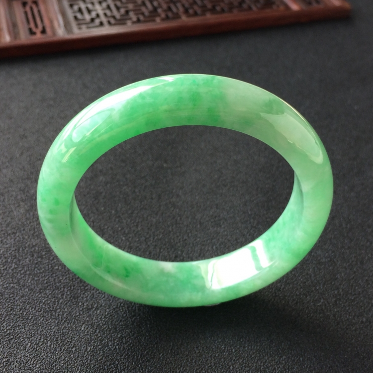 (超值推荐)糯冰种飘翠手镯(55.9mm)