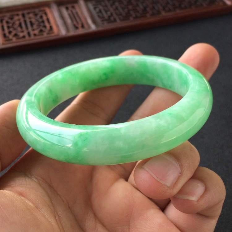 (超值推荐)糯冰种飘翠手镯(55.9mm)