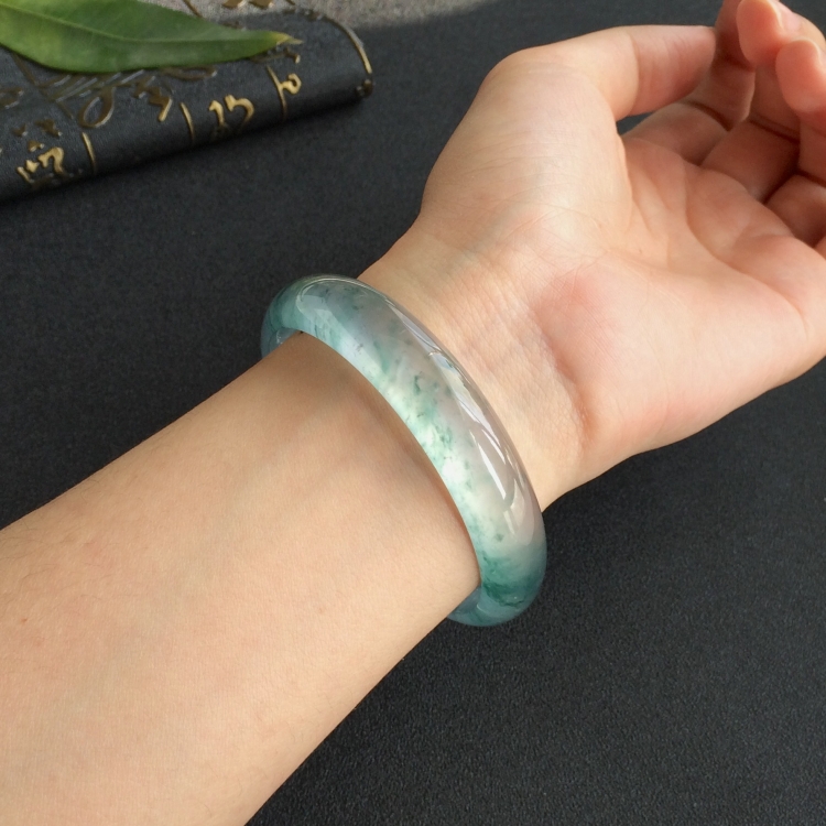 (超值推荐)冰玻种飘花手镯(58.1mm)