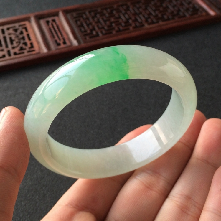 (超值推荐)糯冰种飘翠手镯(54mm)