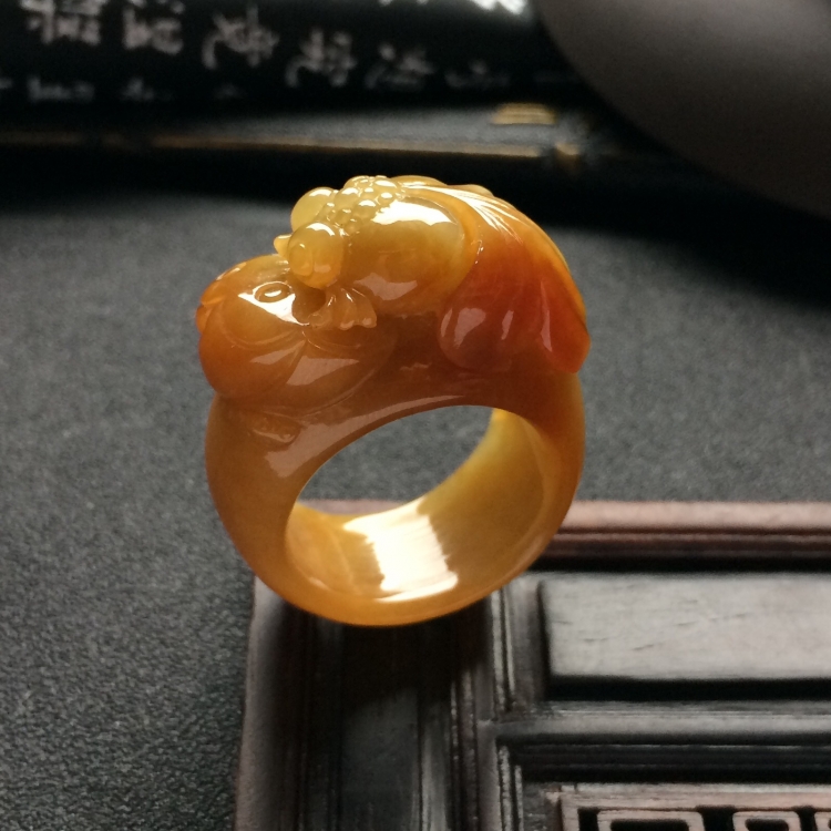 （超值推荐）糯冰种褐黄翡年年有余扳指