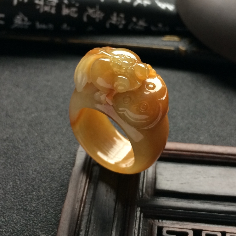 （超值推荐）糯冰种褐黄翡年年有余扳指