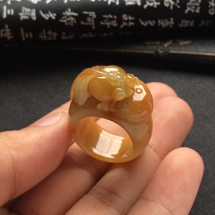 （超值推荐）糯冰种褐黄翡年年有余扳指