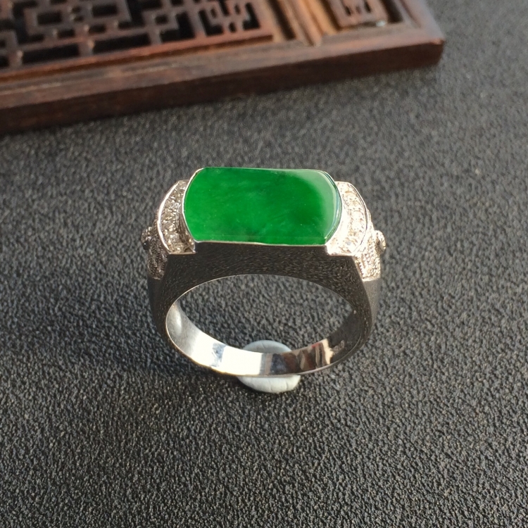(超值推荐)冰种翠绿镶白金钻石戒指(男戒)