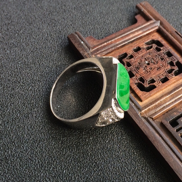 (超值推荐)冰种翠绿镶白金钻石戒指(男戒)
