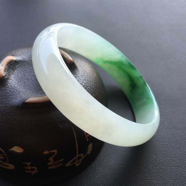 (超值推荐)糯冰种飘花贵妃手镯(54.9mm-47.1mm)