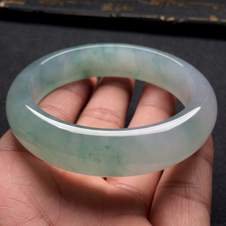 （超值推荐）冰种略飘花手镯（57.8mm）