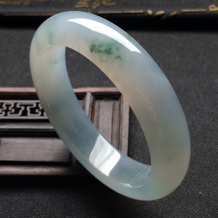（超值推荐）糯冰种略飘花手镯（52.7mm）