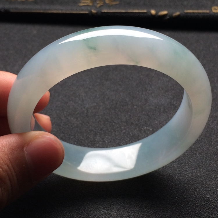 （超值推荐）糯冰种略飘花手镯（52.7mm）