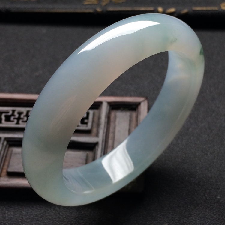 （超值推荐）糯冰种略飘花手镯（52.7mm）