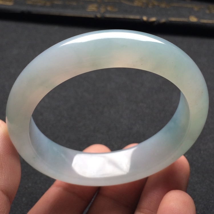 （超值推荐）糯冰种略飘花手镯（52.7mm）