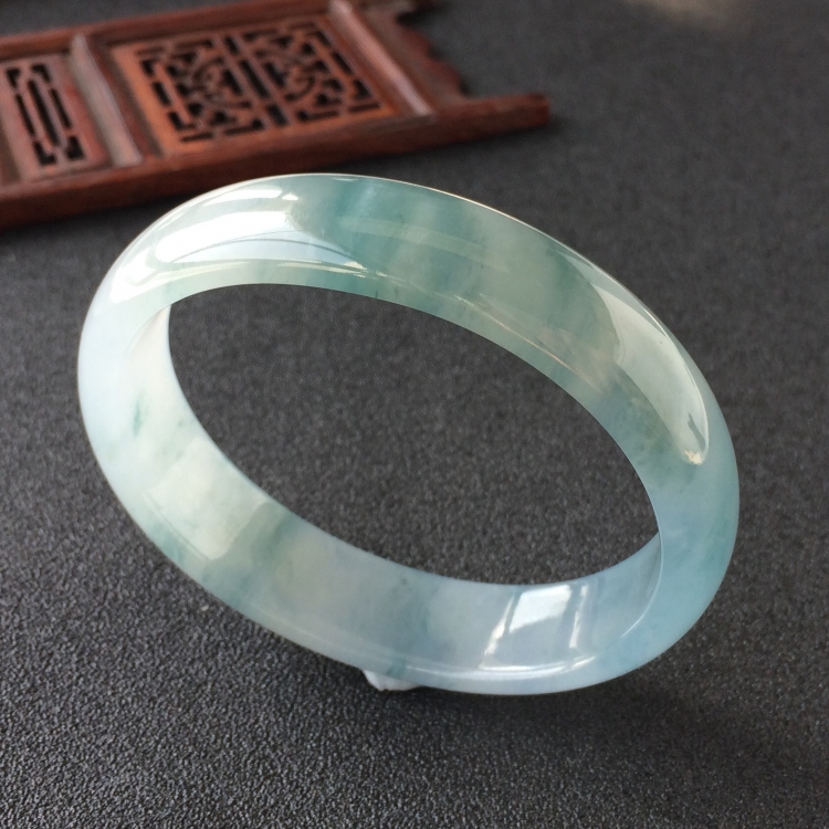 (超值推荐)糯冰种飘花贵妃镯(56.8mm-49mm)