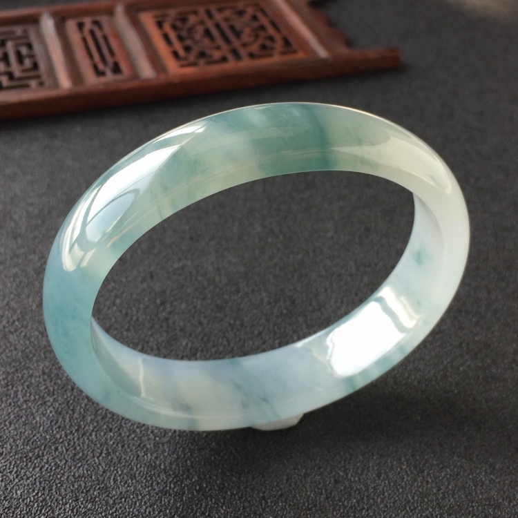 (超值推荐)糯冰种飘花贵妃镯(56.8mm-49mm)