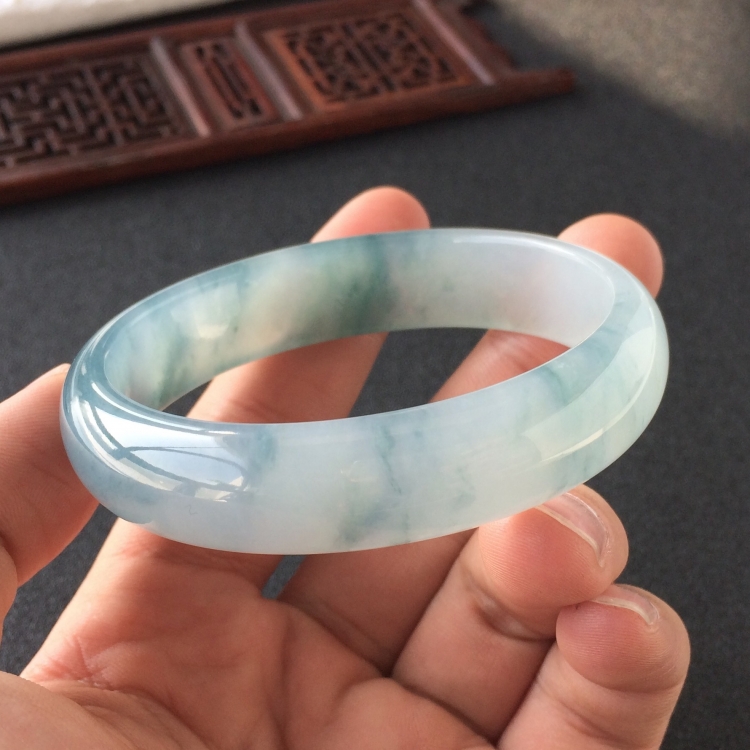 (超值推荐)糯冰种飘花贵妃镯(56.8mm-49mm)