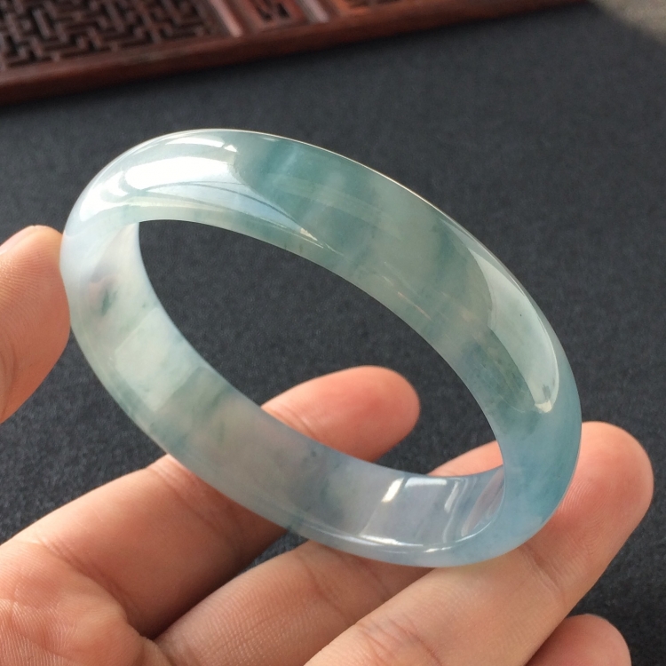 (超值推荐)糯冰种飘花贵妃镯(56.8mm-49mm)
