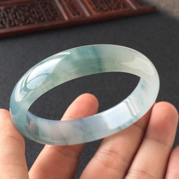 (超值推荐)糯冰种飘花贵妃镯(56.8mm-49mm)