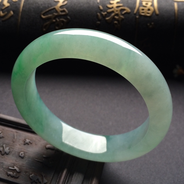 （超值推荐）糯冰种晴水略飘翠手镯（56.9mm）