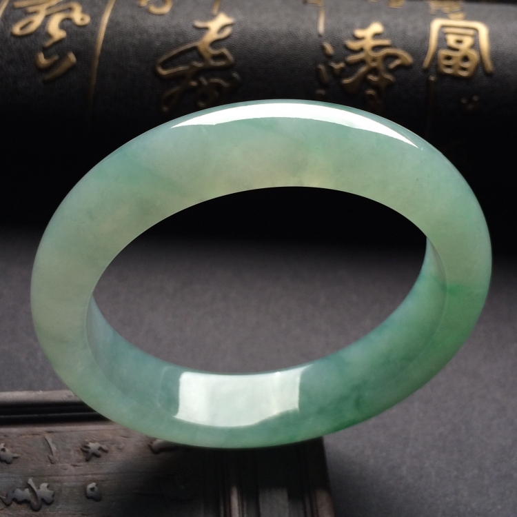 （超值推荐）糯冰种晴水略飘翠手镯（56.9mm）