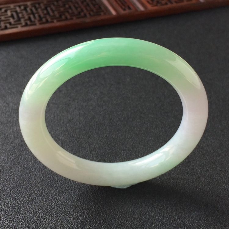 (超值推荐)糯冰种淡春带彩圆条手镯(55.4mm)