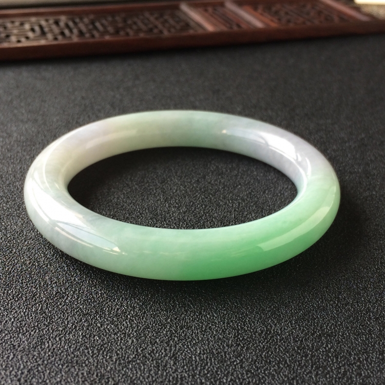 (超值推荐)糯冰种淡春带彩圆条手镯(55.4mm)
