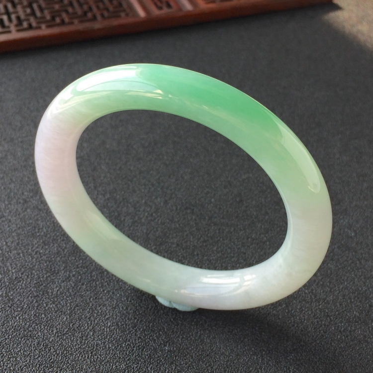 (超值推荐)糯冰种淡春带彩圆条手镯(55.4mm)