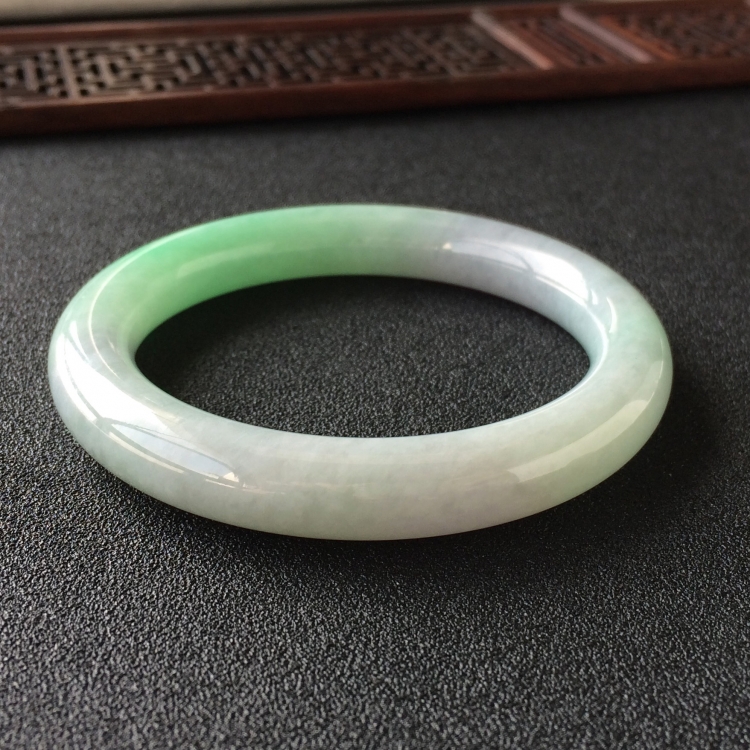 (超值推荐)糯冰种淡春带彩圆条手镯(55.4mm)