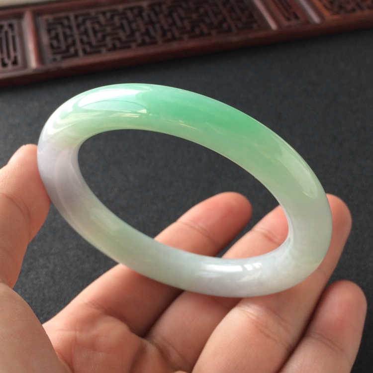 (超值推荐)糯冰种淡春带彩圆条手镯(55.4mm)