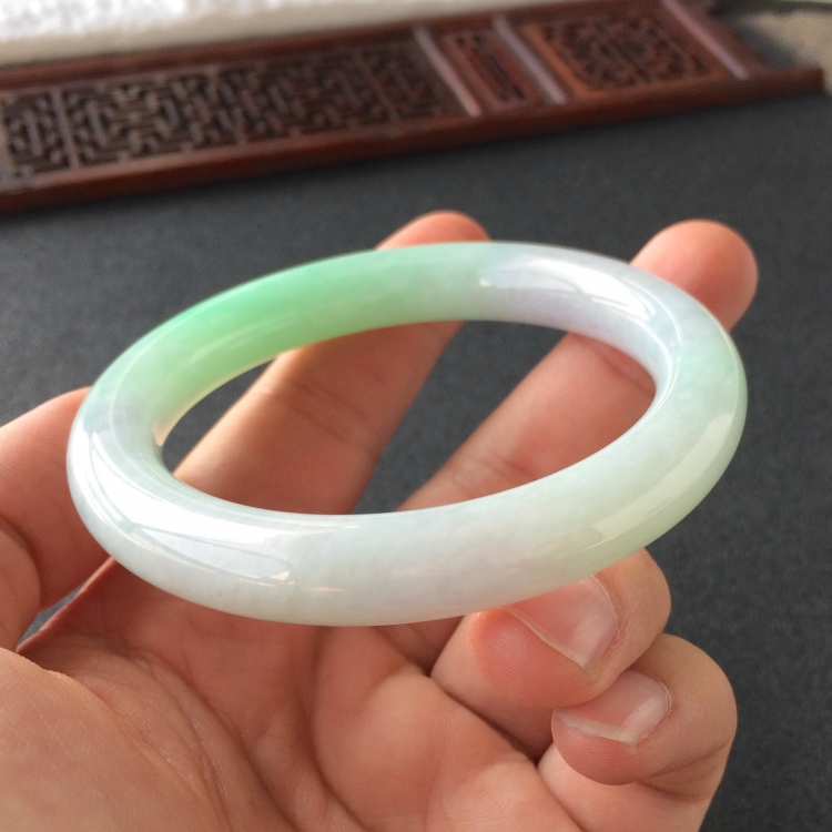 (超值推荐)糯冰种淡春带彩圆条手镯(55.4mm)