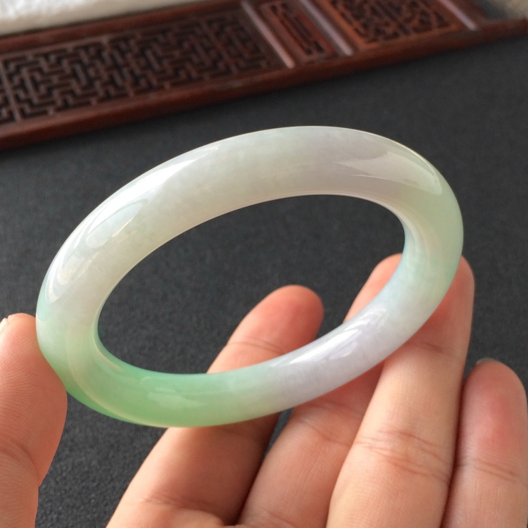 (超值推荐)糯冰种淡春带彩圆条手镯(55.4mm)