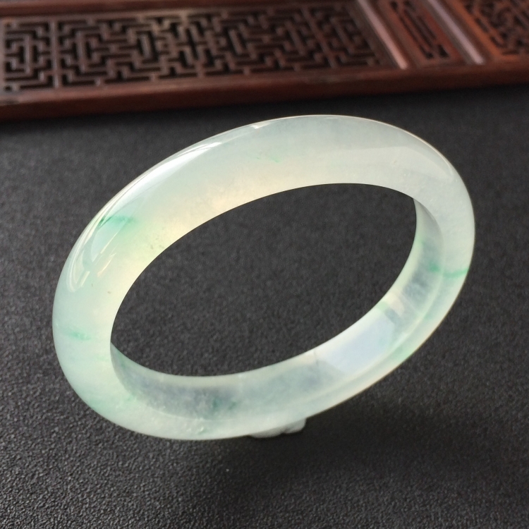 (超值推荐)冰种飘绿花贵妃镯(56.6mm-48.3mm)